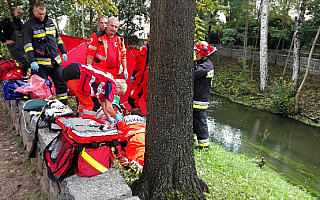 Strażacy uratowali życie 40-latka, który wpadł do rzeki Łyny